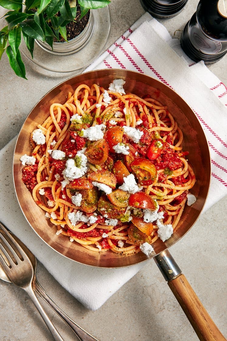 Spaghetti bolognese med vegetarisk färs och basilkatopping