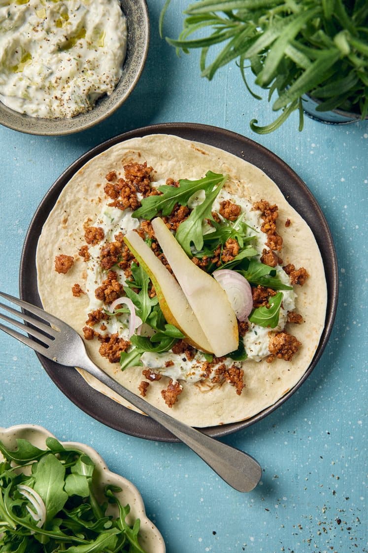 Medelhavsinspirerad kalkonfärs i tortillabröd med päron och tzatziki