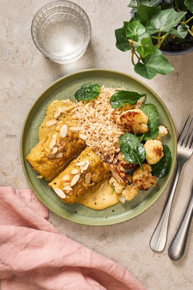 Alaska pollock i krämig garam masalasås med fullkornsris, blomkål, spenat och mandelspån