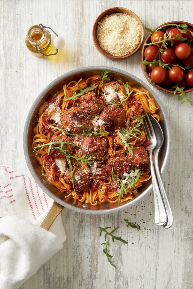 Italienska köttbullar i tomatsås med pasta och parmesan