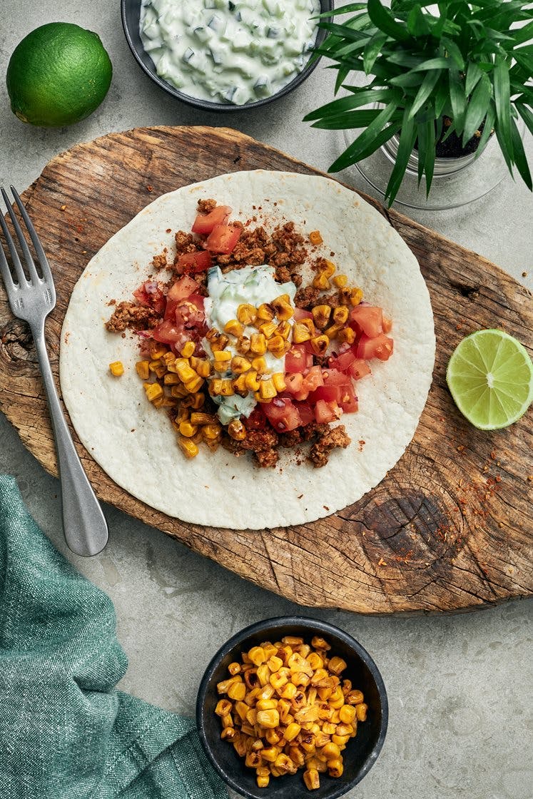 Taco med kalkonfärs, tomatsalsa, gurkyoghurt och rostad majs