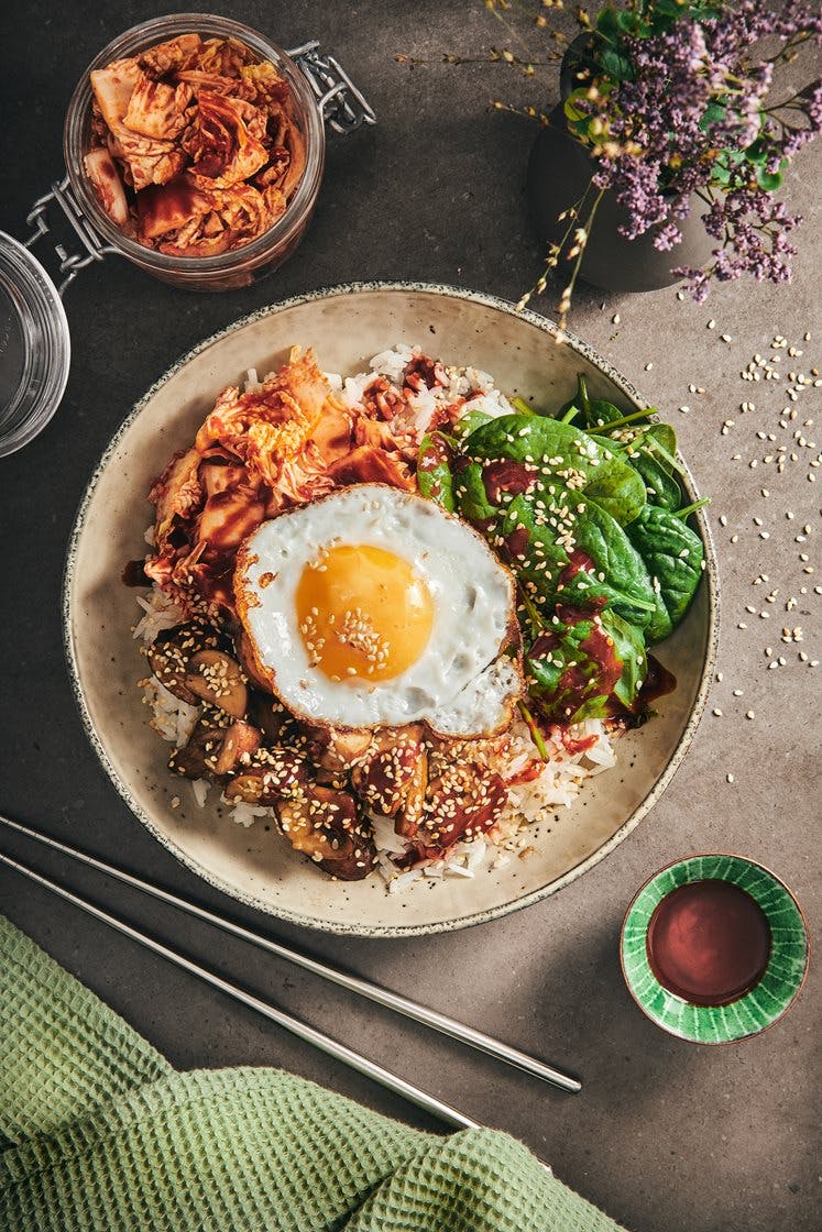 Bibimbap med sojastekt svamp, kimchi och stekt ägg