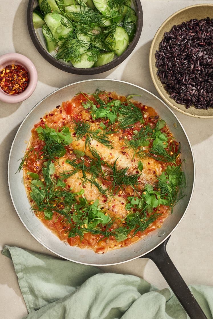 Vietnamesisk fisk i kryddig tomatsås med svart ris, dill och koriander