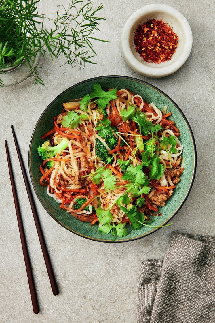 Fläskfärs wok med risnudlar, broccoli och koriander