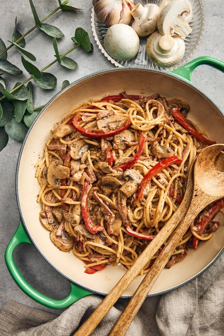 Spaghetti med kalkonbacon och champinjoner