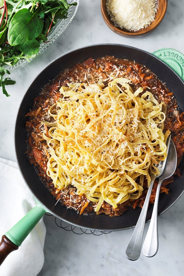 Vegetarisk linsbolognese med pasta och parmigiano reggiano