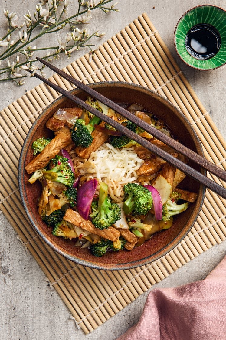 Asia pork noodles - wokad fläskkotlett med nudlar, broccoli och lime