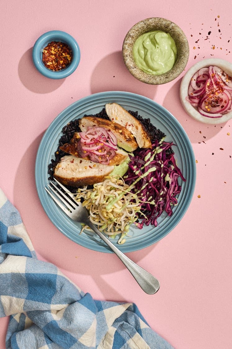 Bowl med misostekt kyckling, avokadodressing, svart ris och chilipicklad rödlök