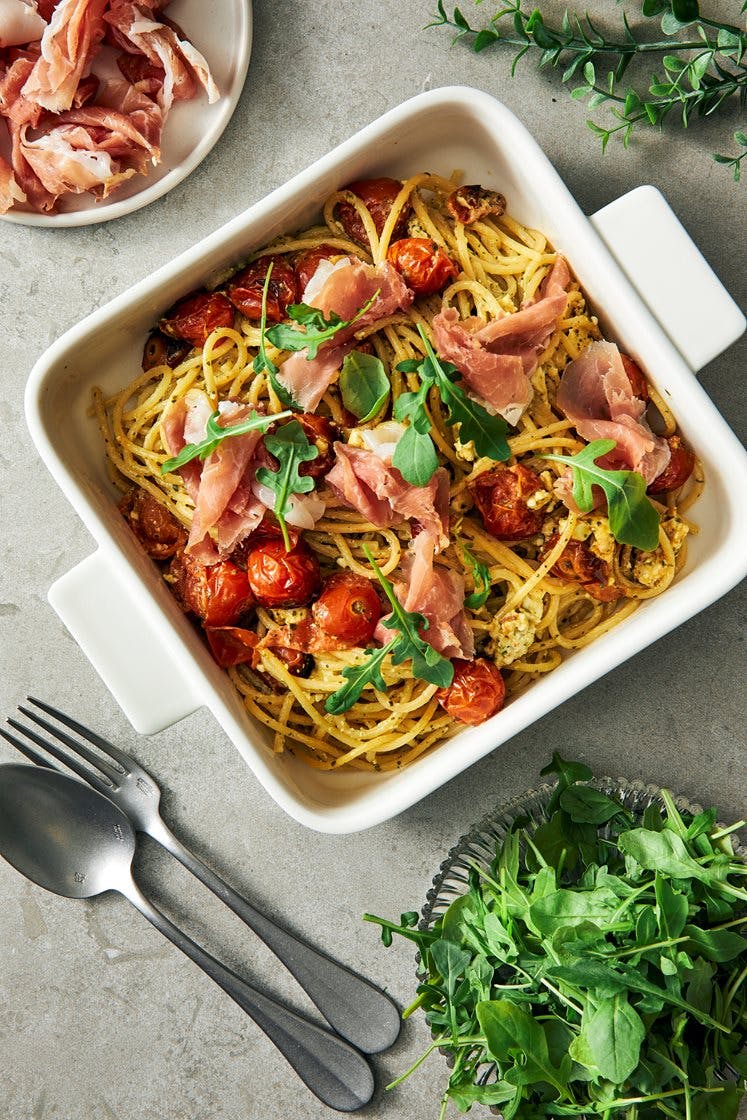 Spaghetti med lufttorkad skinka och ugnsbakad pastasås med fetaost och basilika