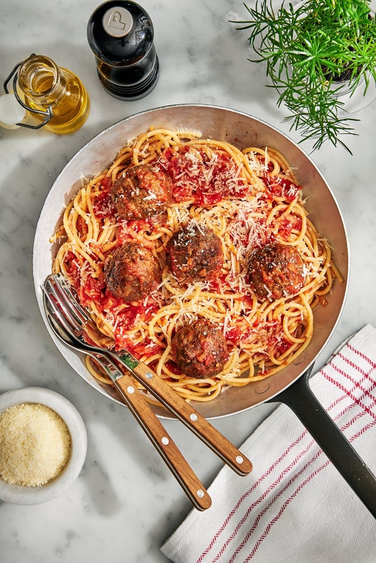 Spaghetti pomodoro med köttbullar och riven parmesan