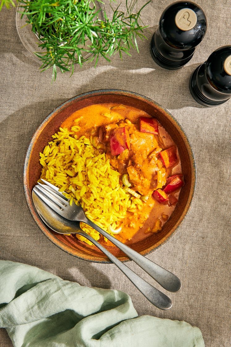 Dheligryta med kyckling, selleri och gult ris