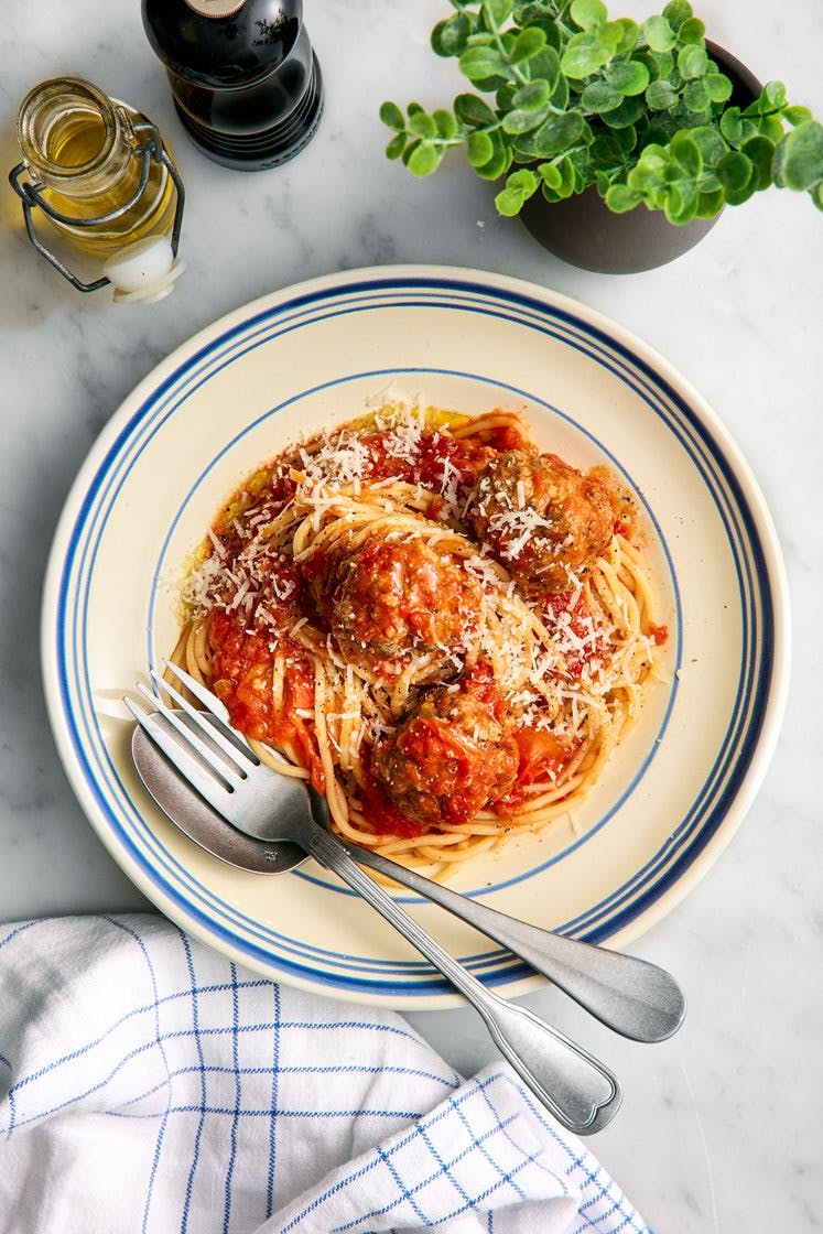 Parmesanfrikadeller i het tomatsås med spaghetti