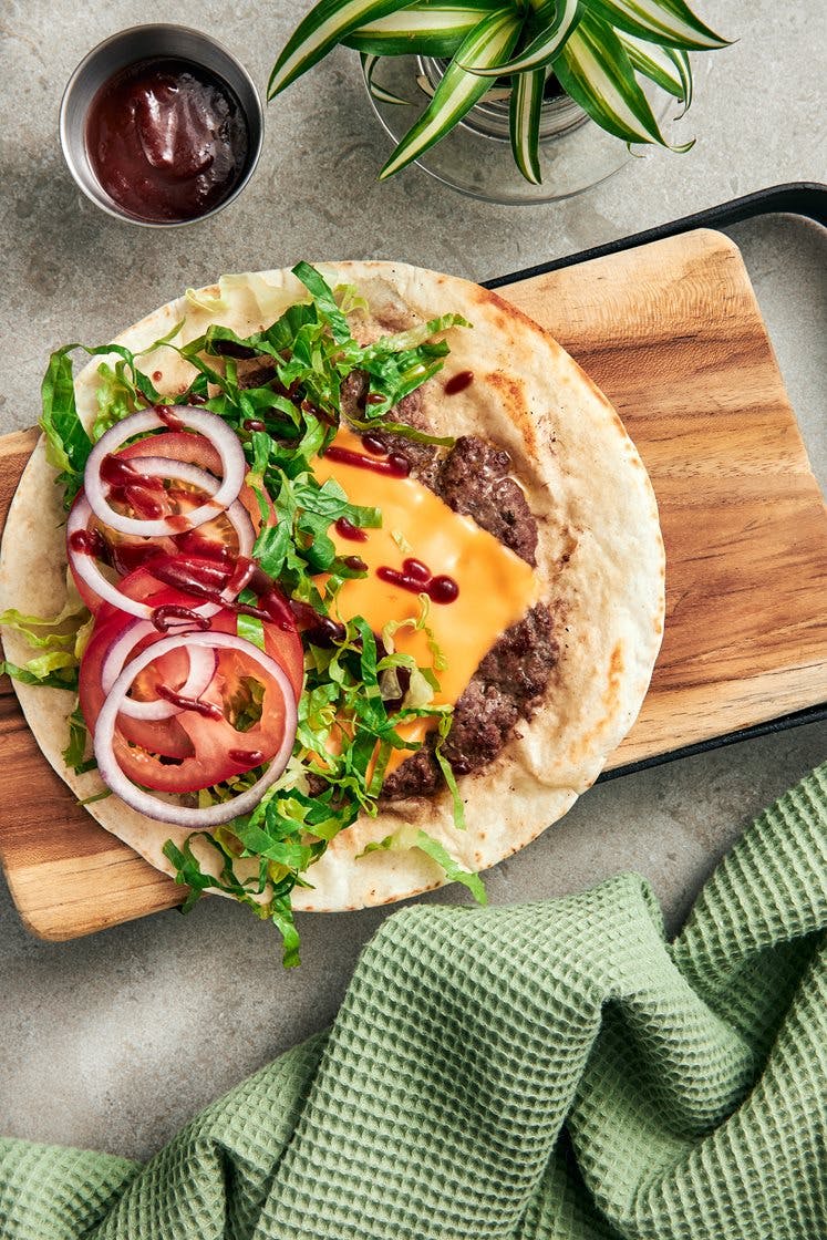 Smashed burger taco med smält ost, BBQ-sås och grönsaker 