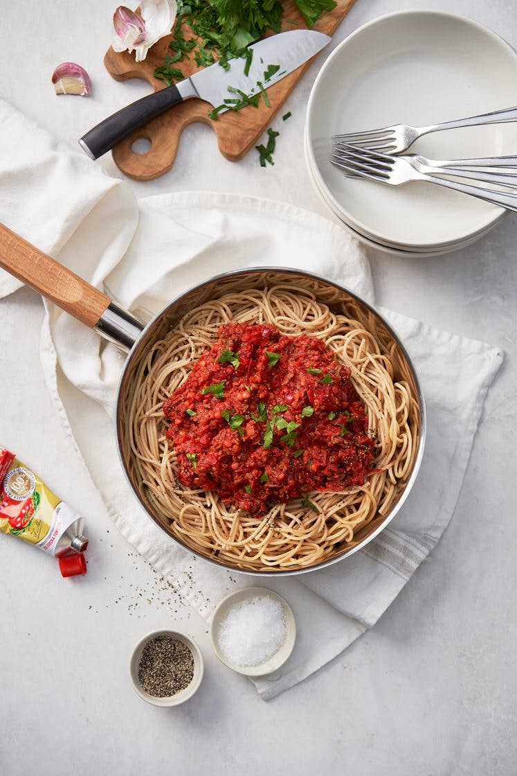 Köttfärs- och rotfruktssås med spaghetti och persilja