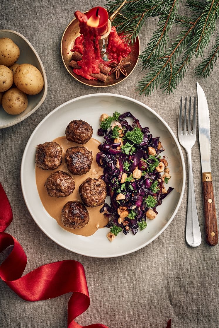 Julköttbullar med karamelliserad rödkål, hasselnötter och ingefärsgräddsås