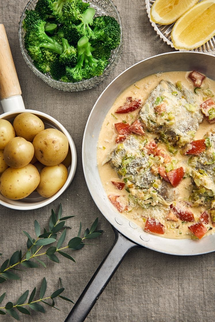 Sejrygg i parmesan- och purjolöksås med kokt potatis och broccoli