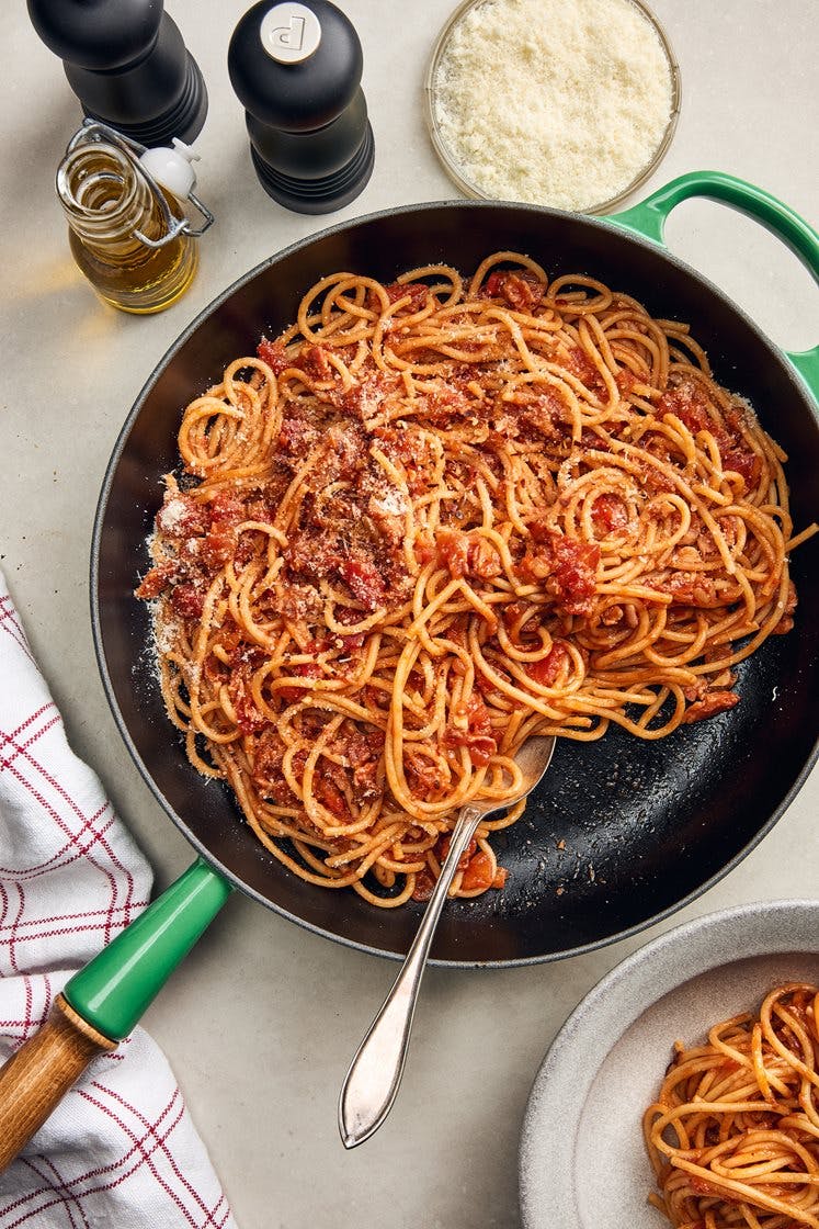 Spaghetti med bacon, tomat, chili och pecorino