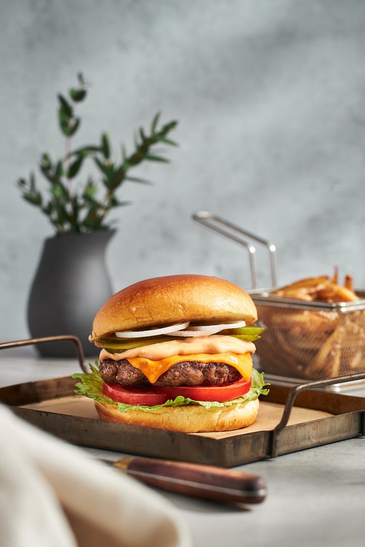 Jureskogs klassiska American burger med dressing, cheddarost och pommes 