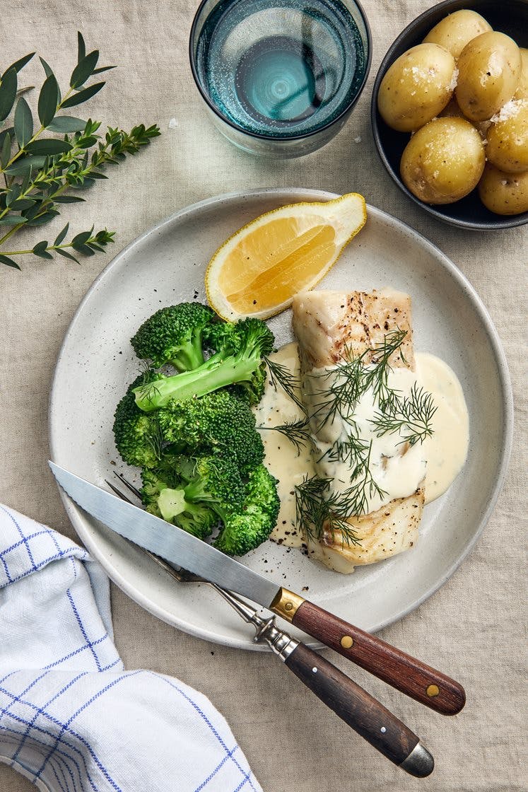 Ugnsstekt torsk med kokt potatis, sandefjordsås och broccoli