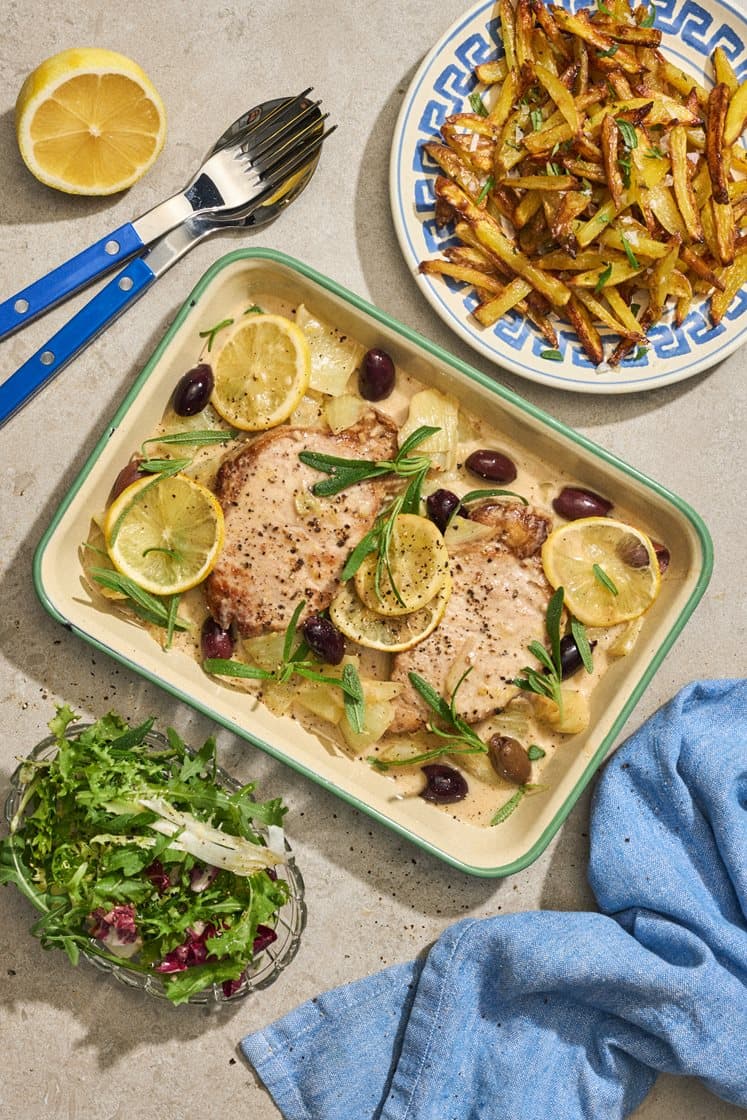 Grekisk fläskkotlett med kalamataoliver, citron och rosmarinstrips